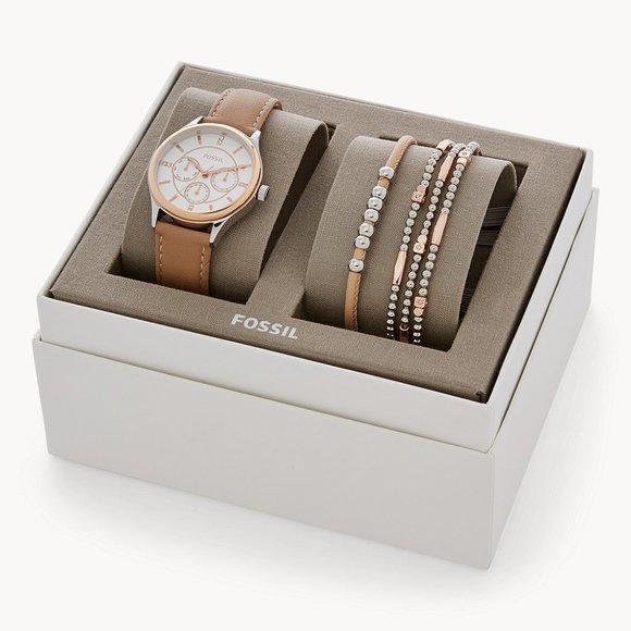 Fossil Accessories - 🌼 NWT Fossil watch + bracelets gift set